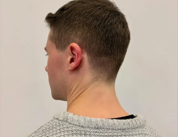 Nyklippt man bakifrån med en klassisk herrklippning och jämn fade. Klippt hos frisörsalongen Team Linda Falck i Göteborg.